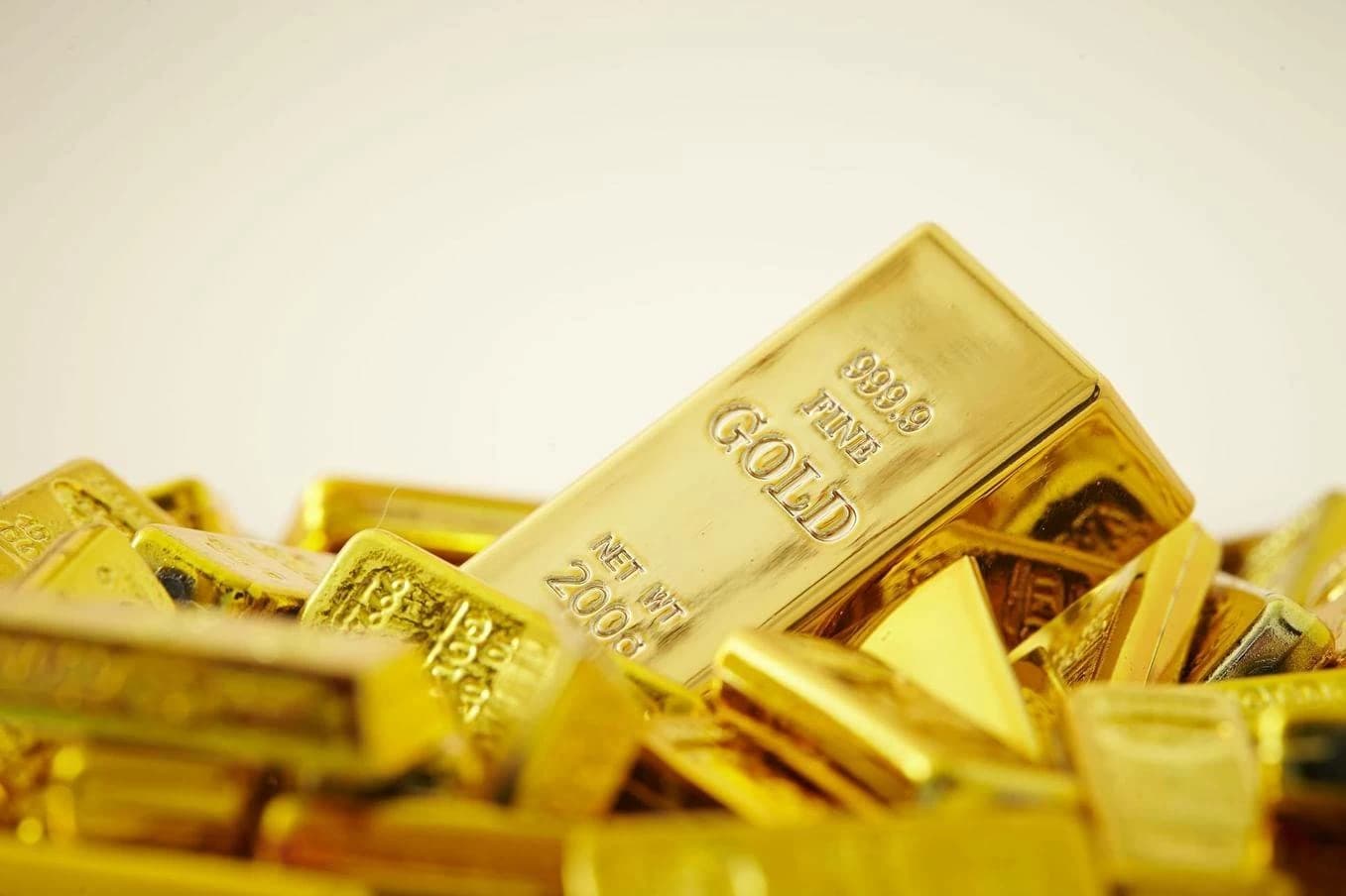 Gold and silver prices fall slightly in the UAE