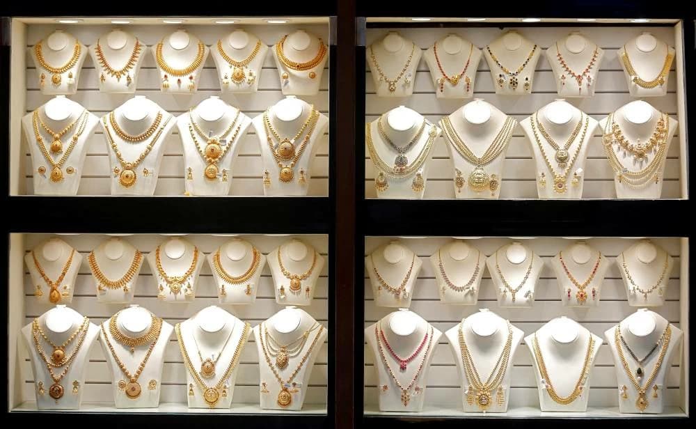 UAE gold prices fall below AED 487 per gram
